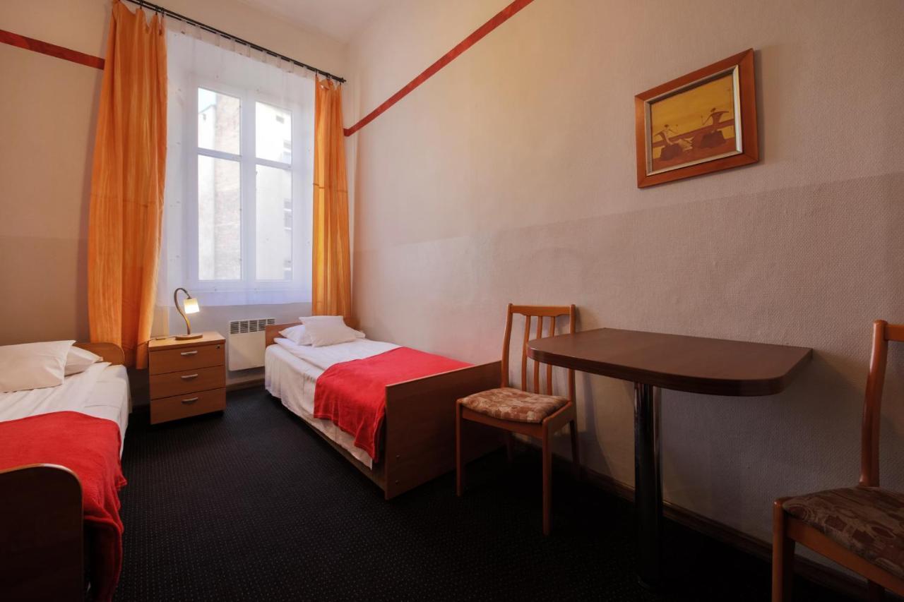 Red Carpet Hostel Krakow Bagian luar foto