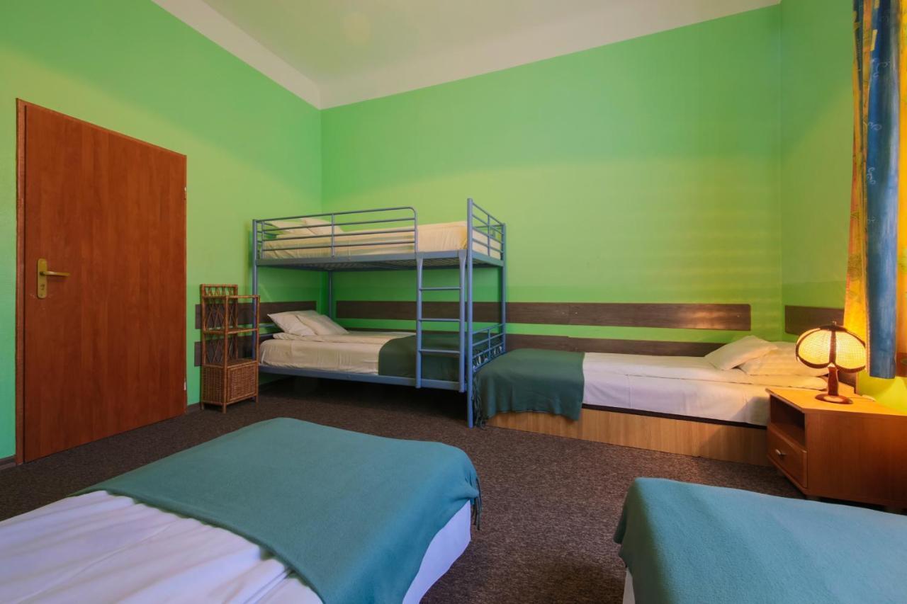 Red Carpet Hostel Krakow Bagian luar foto