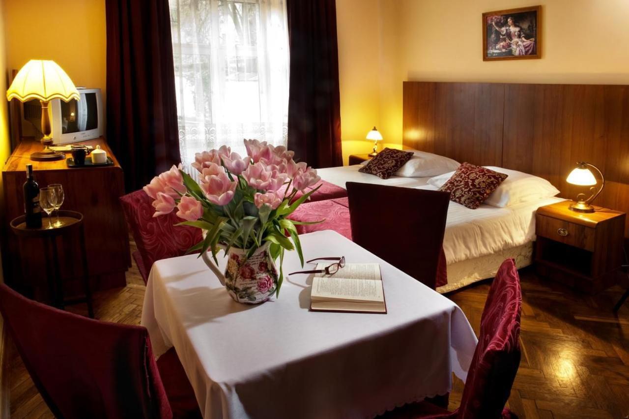 Red Carpet Hostel Krakow Bagian luar foto